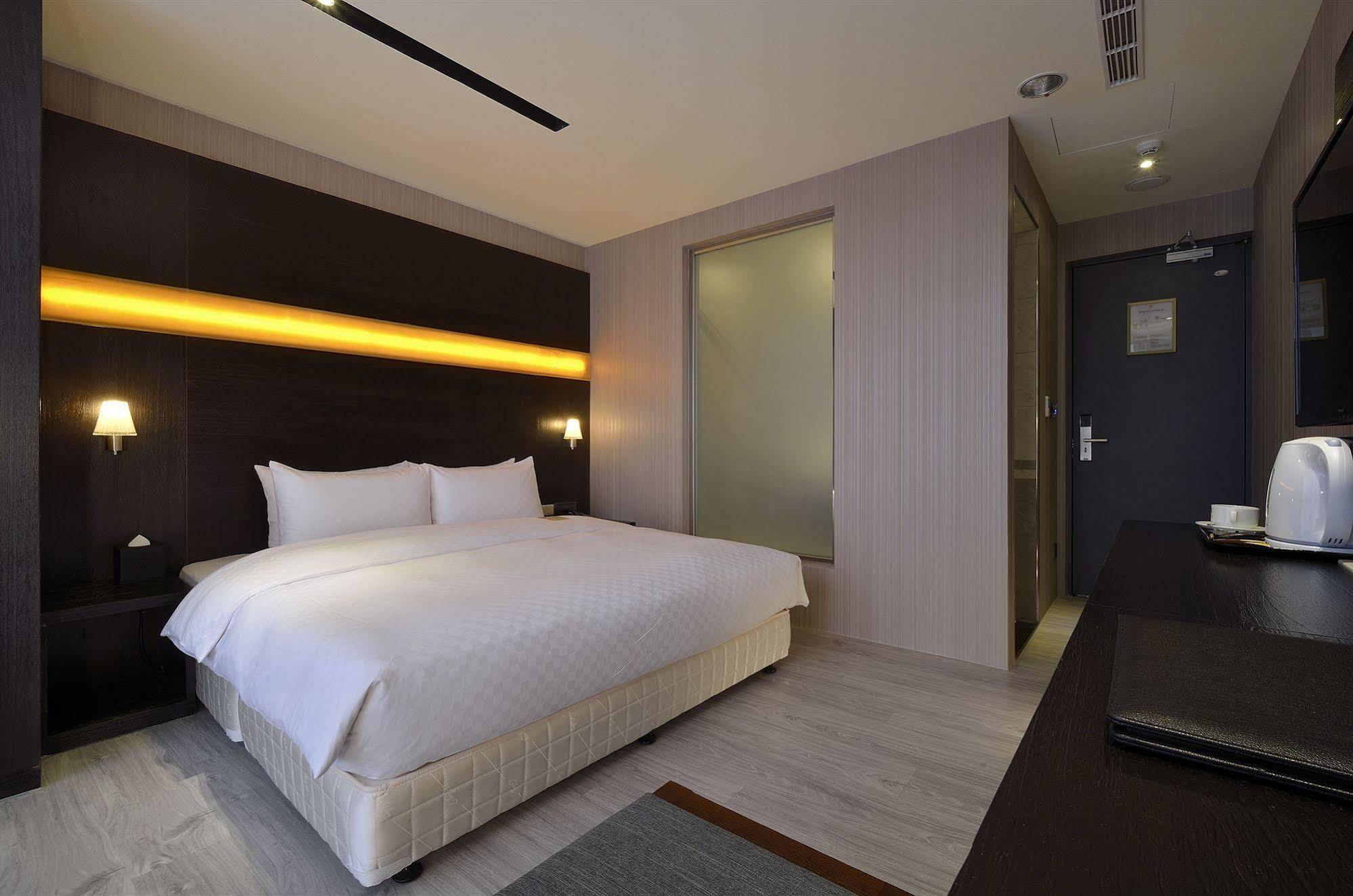 Hotel Cube Taichung Exterior photo