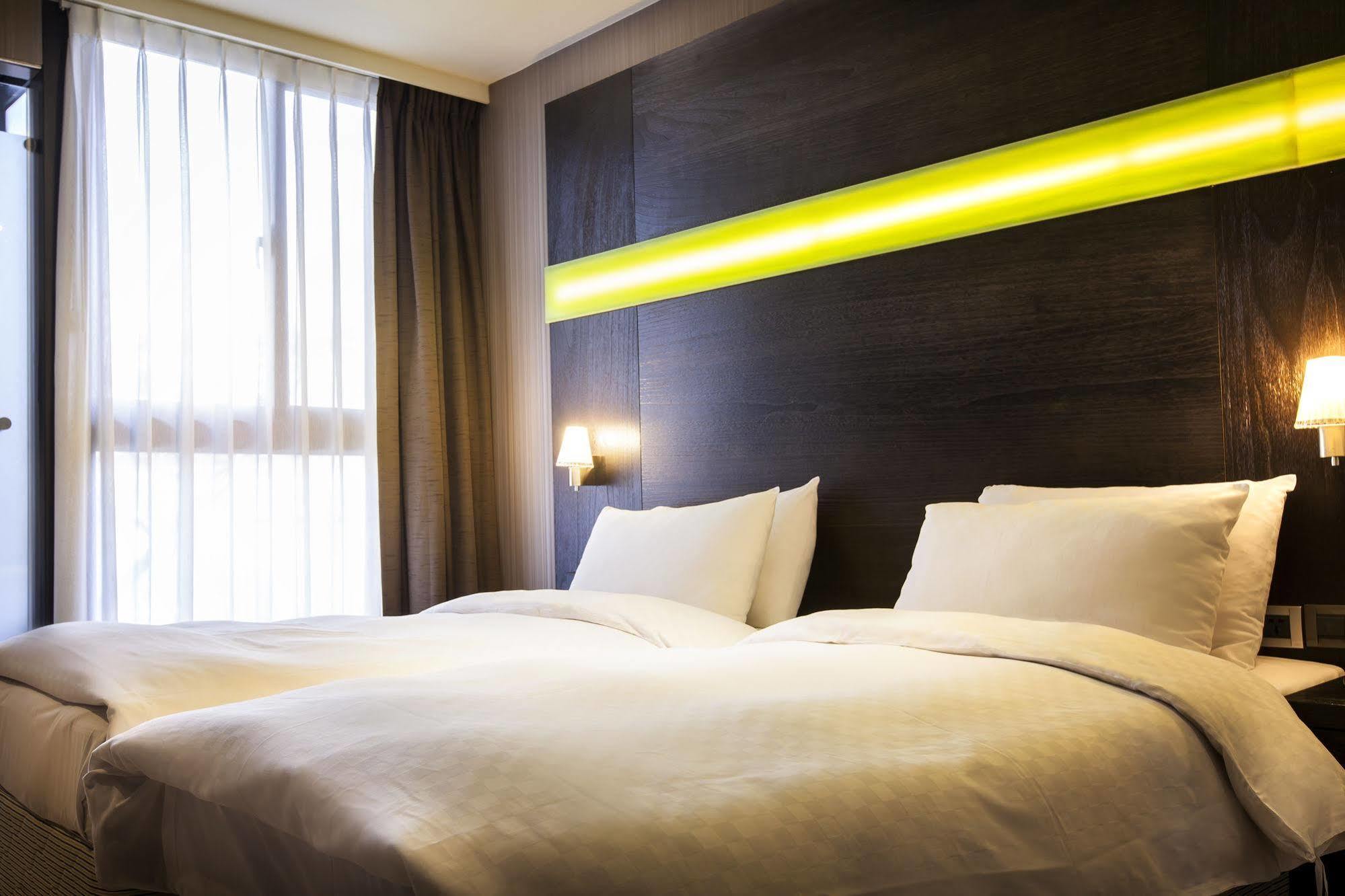 Hotel Cube Taichung Exterior photo