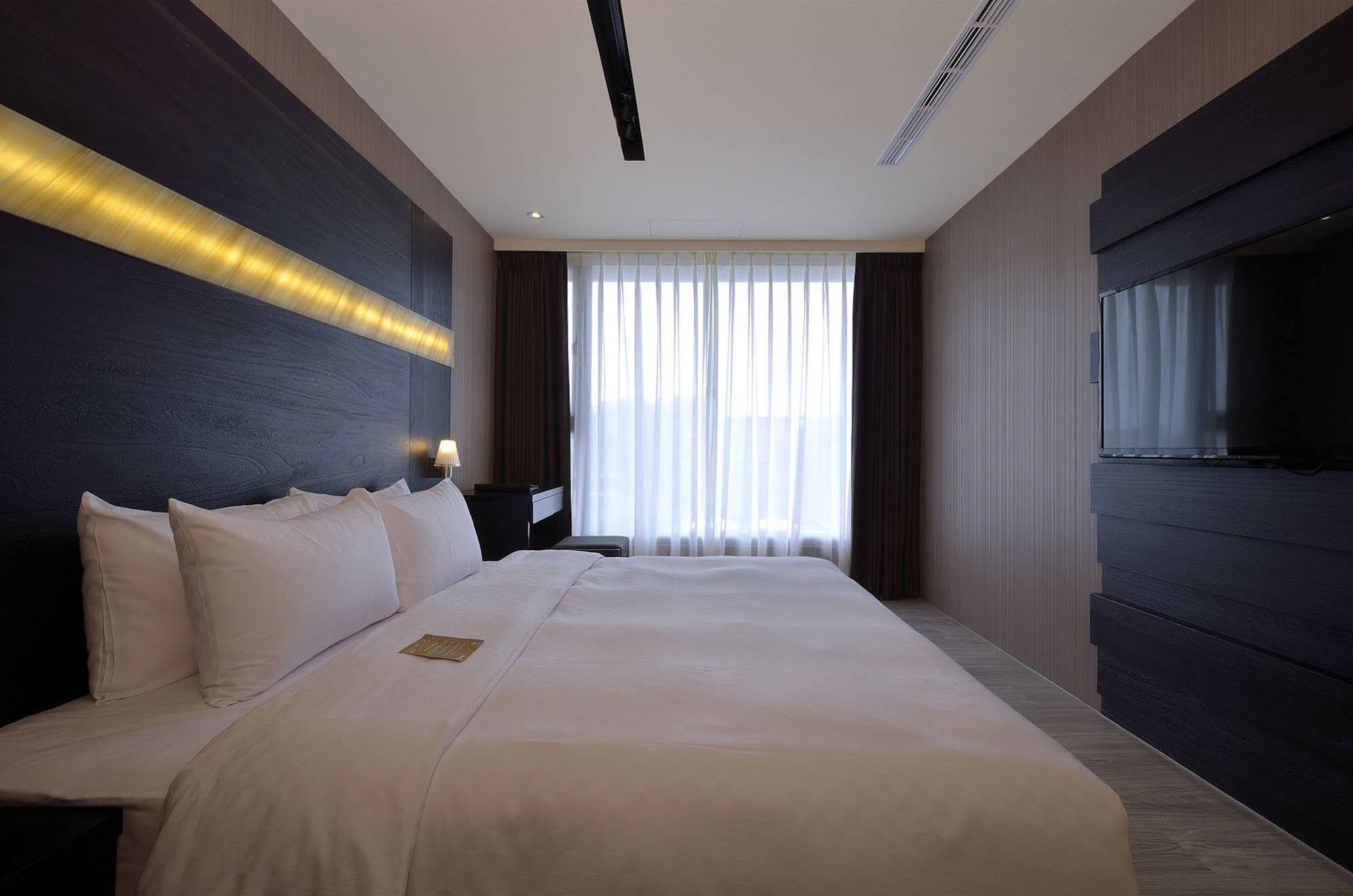 Hotel Cube Taichung Exterior photo