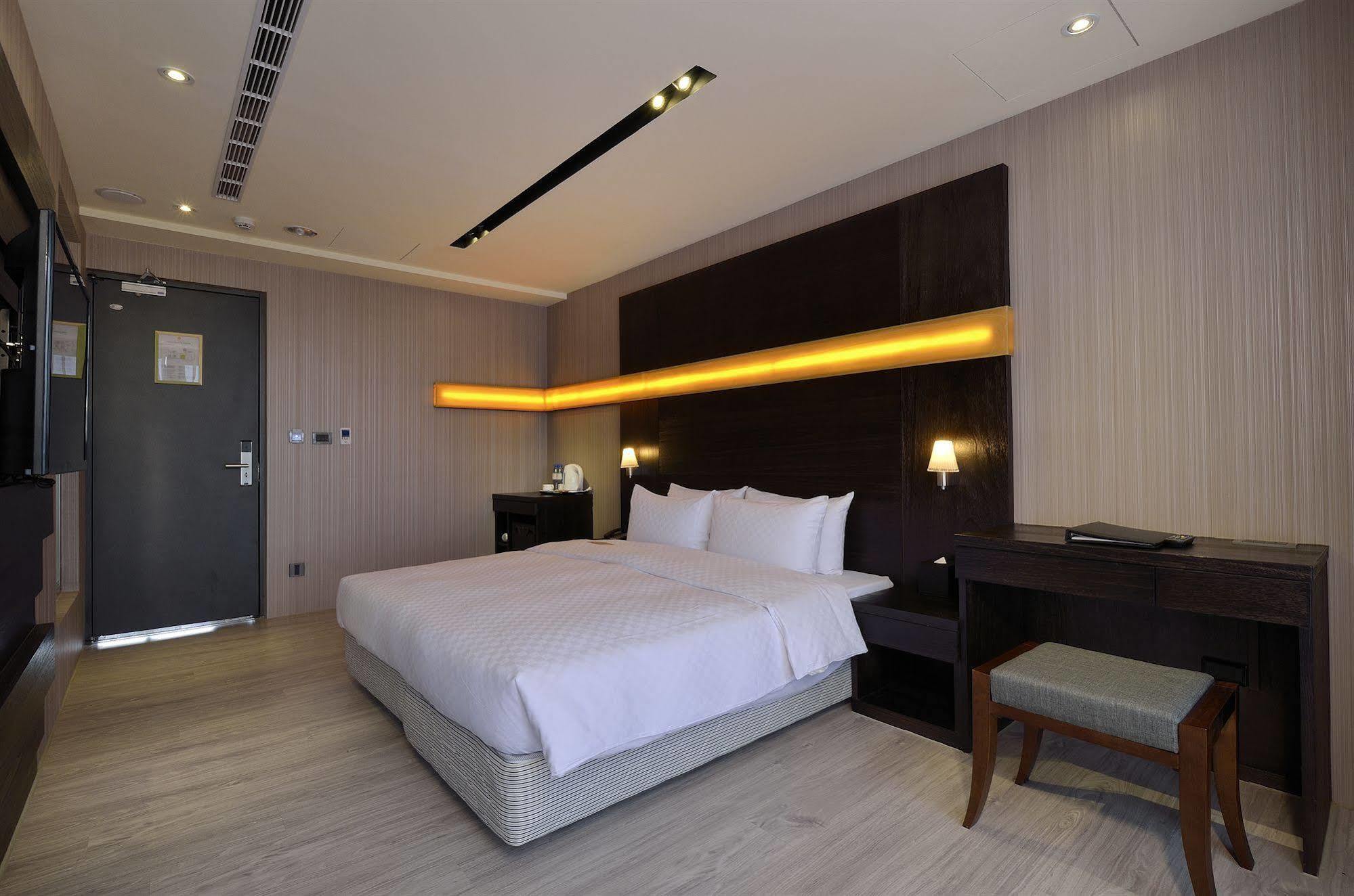 Hotel Cube Taichung Exterior photo