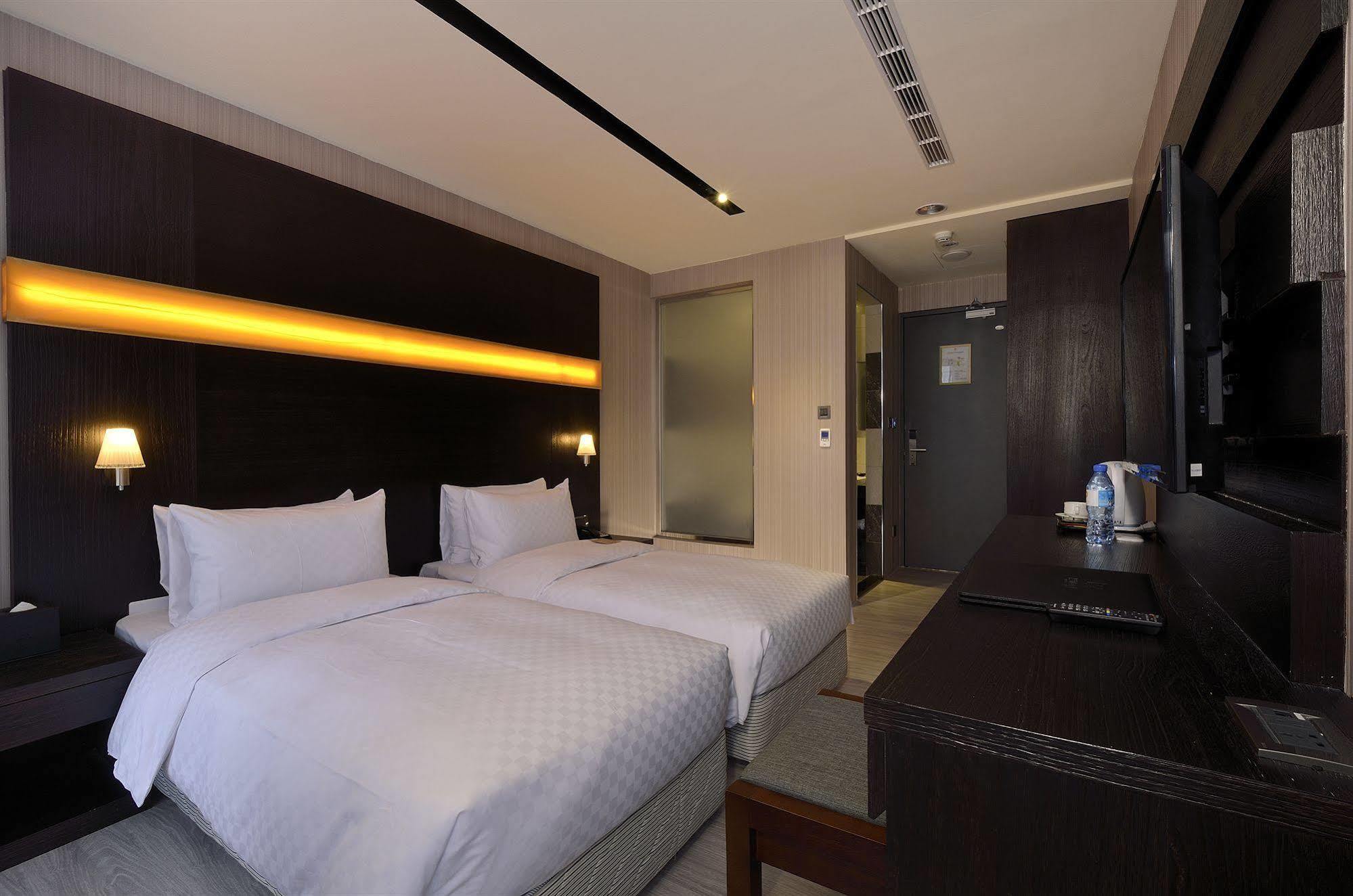 Hotel Cube Taichung Exterior photo